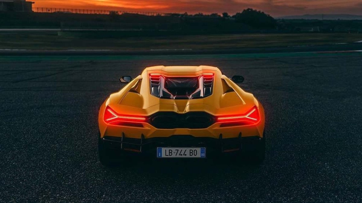 Lamborghini Revuelto será equipado com quatro motores e tem 1.015cv de potência