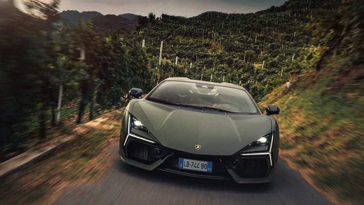 Lamborghini Revuelto tem lista de espera fechada até 2026