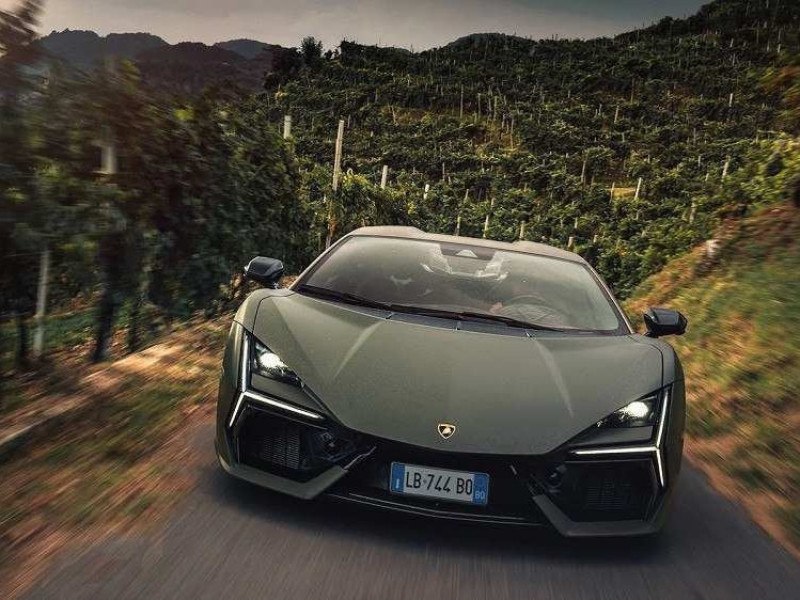 Lamborghini Revuelto tem lista de espera fechada até 2026