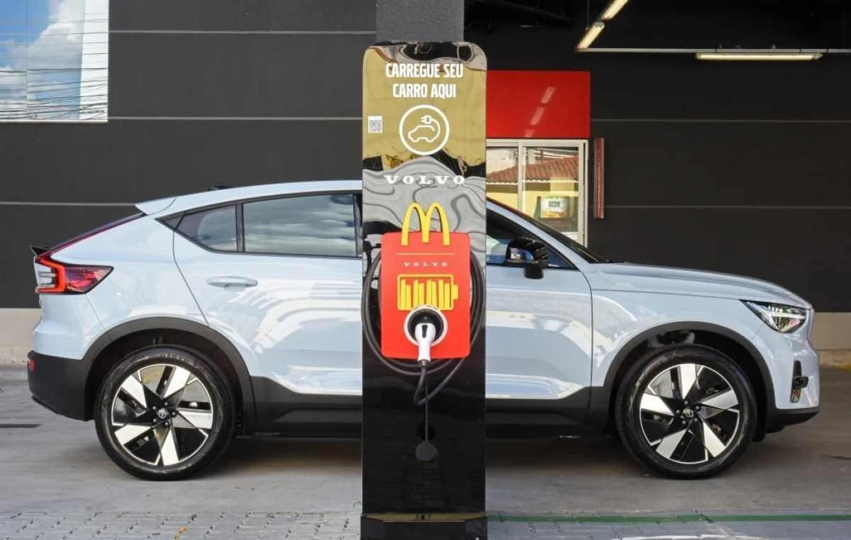 Volvo elétrico carregando em carregador do McDonald's
