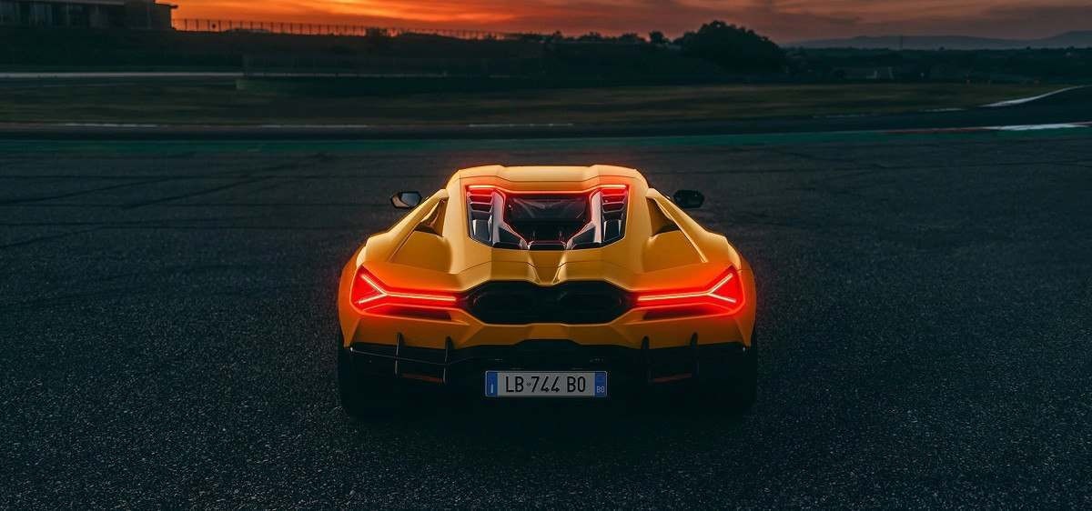 Lamborghini Revuelto amarelo em pista fechada vista pela traseira com suas luzes de freio ativadas. 