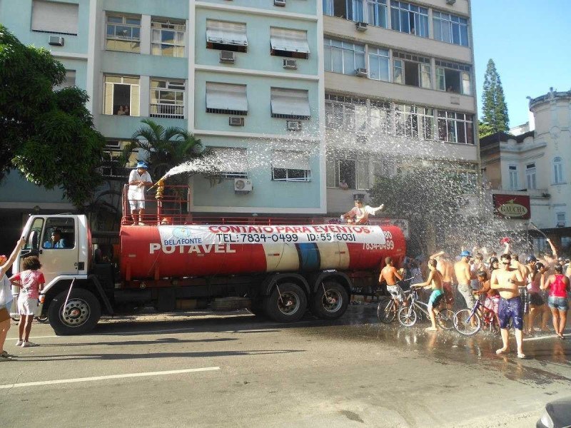 Os carro-pipa são uma ótima pedida para diminuir o calor durante a folia