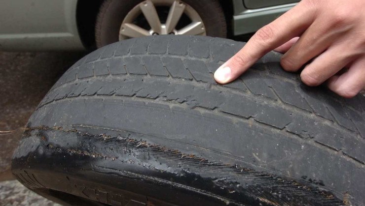 O desgaste irregular no pneu pode ser indicativo de algum problema na suspensão ou falta de alinhamento da direção