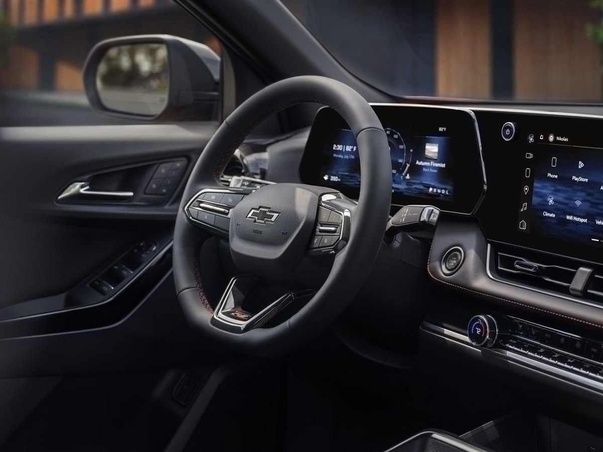 Interior do Chevrolet Equinox 2025, com telas para os instrumentos e a central multimídia