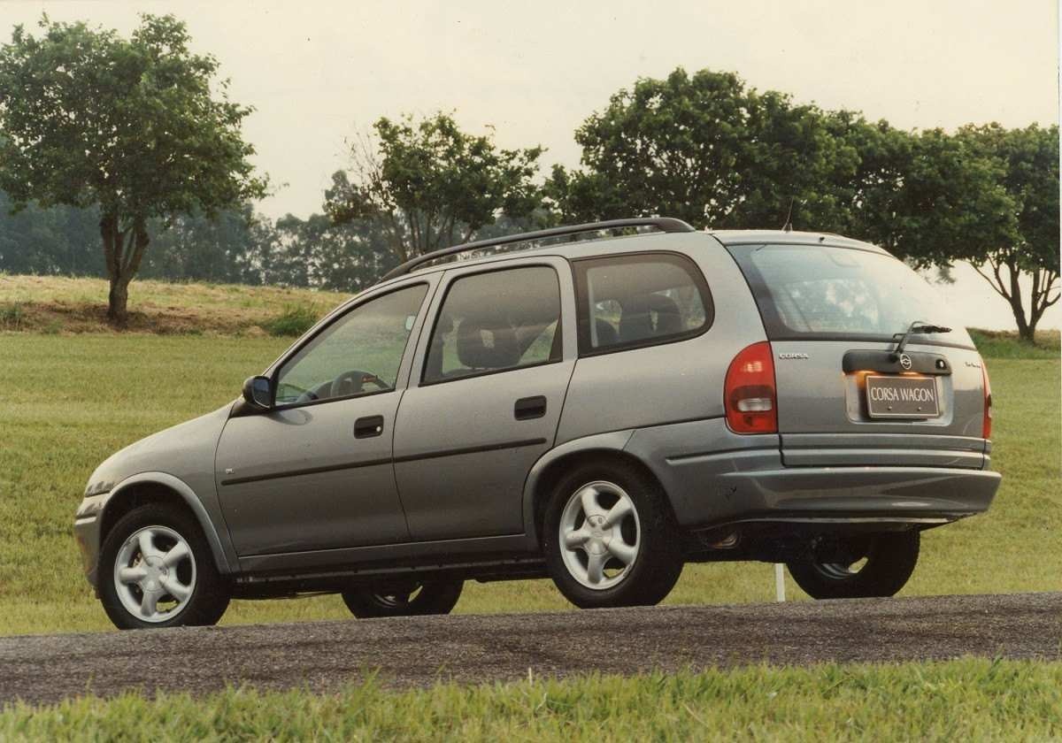 Chevrolet Corsa Wagon cinza de traseira estacionada em gramado