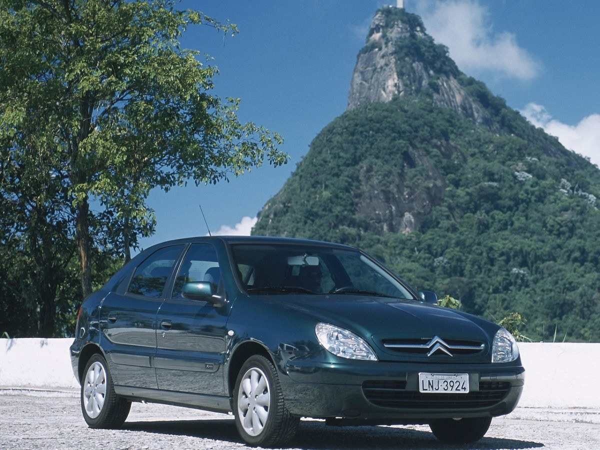 Citroën Xsara preto de frente estacionado com morro do Corcovado ao fundo