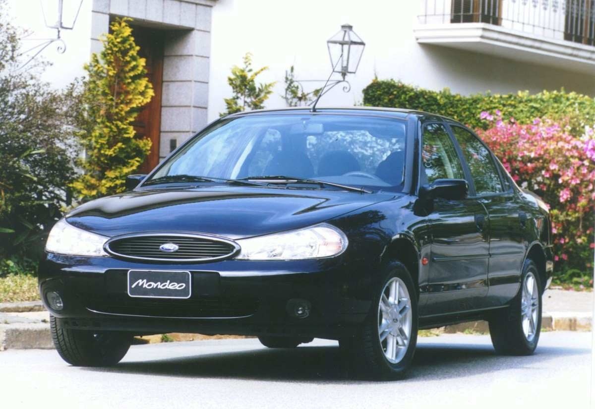 Ford Mondeo preto de frente estacionado