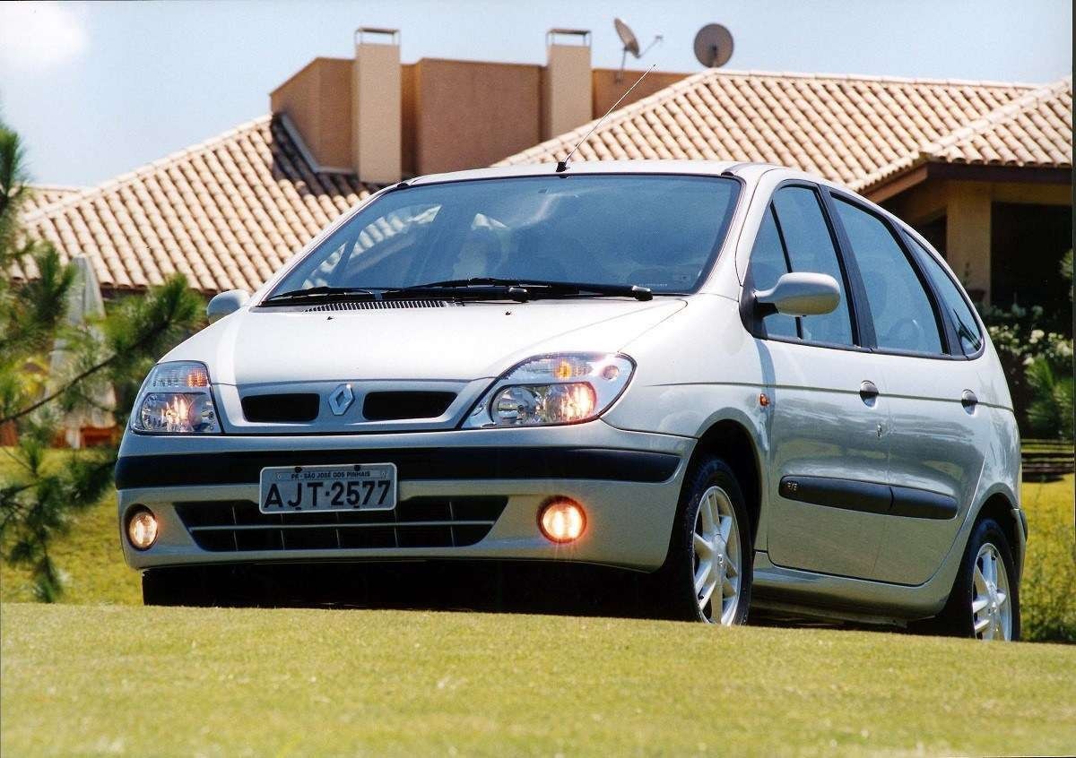 Renault Scénic cinza de frente estacionada em gramado