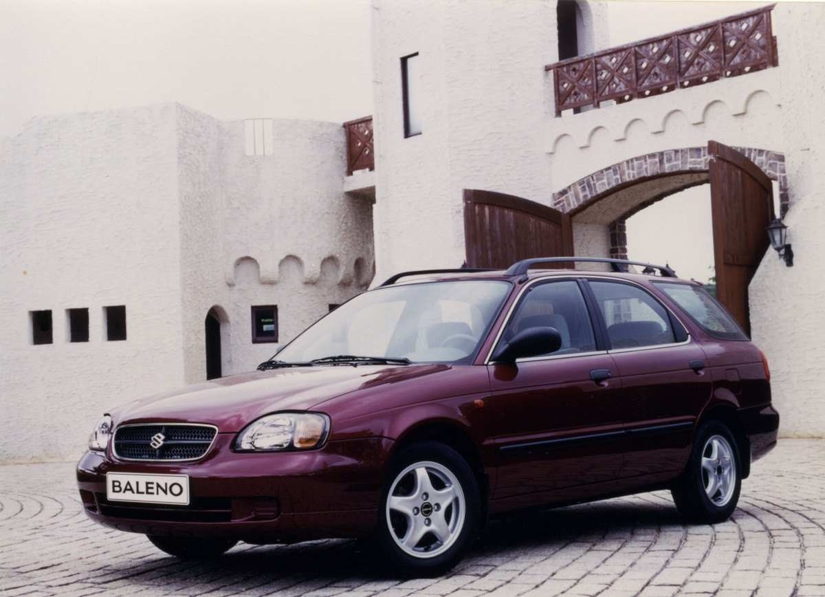  Suzuki Baleno Wagon de frente estacionada em pátio de prédio histórico