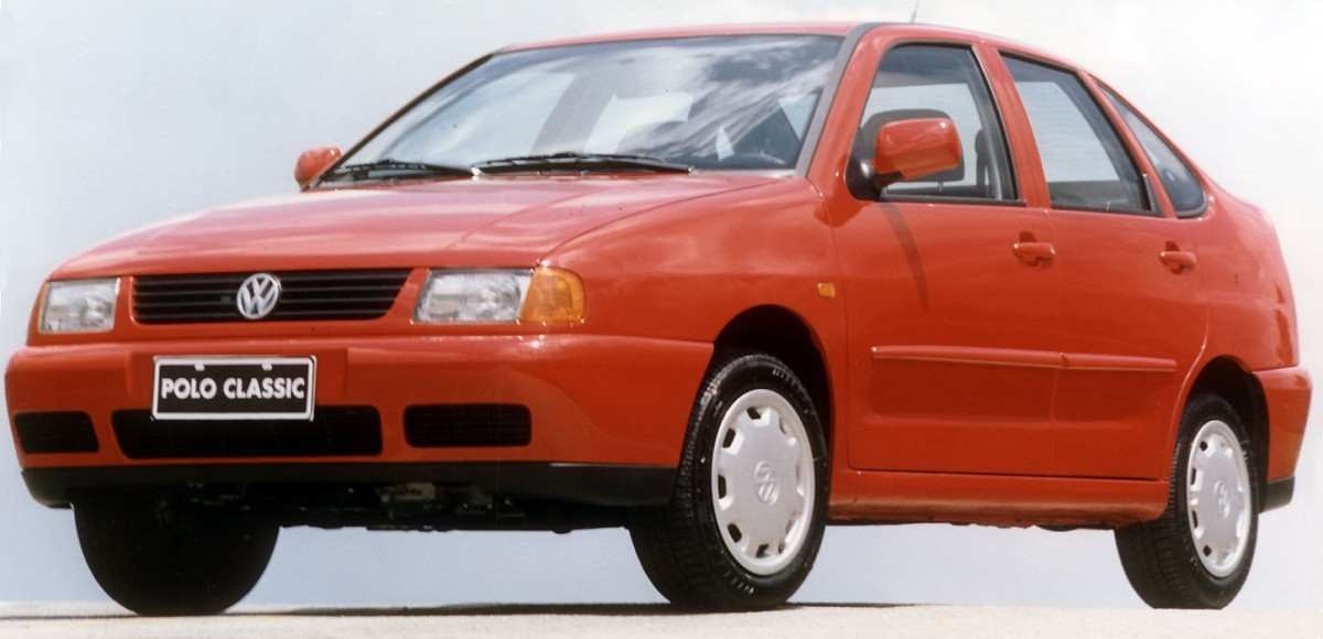 Volkswagen Polo Classic vermelho de frente estacionado