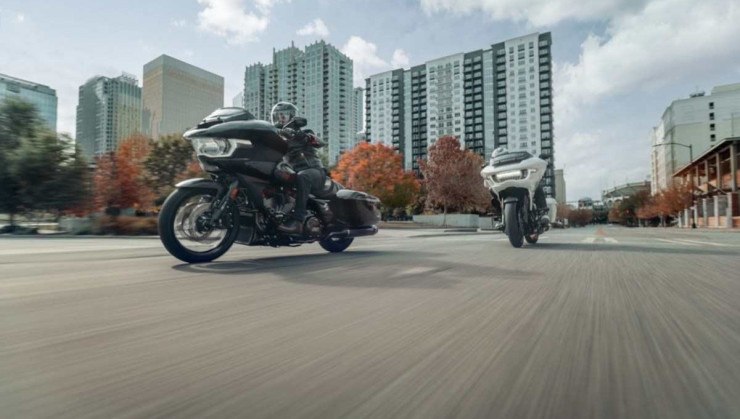  Harley-Davidson Road Glide CVO na linha 2024 ficou 11kg mais leve
    
