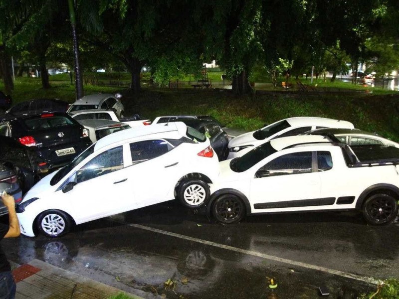 Carros empilhados depois da enchente