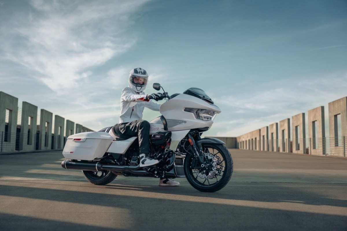 Harley-Davidson Road Glide CVO modelo 2024 branco de frente lateral estática no asfalto