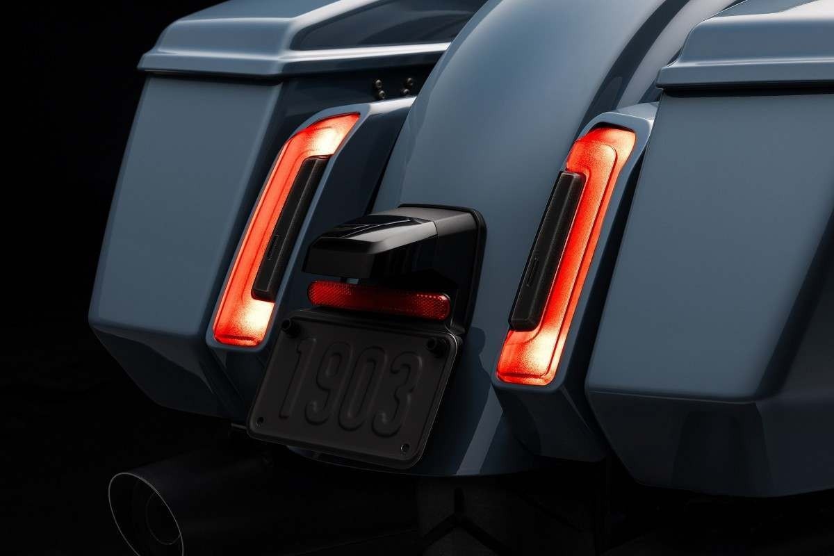 Harley-Davidson Road Glide modelo 2024 azul detalhe das malas e lanternas traseiras no estúdio
