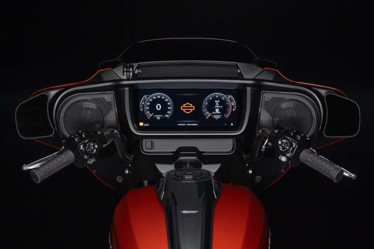 Harley-Davidson Street Glide modelo 2024 laranja avermelhado detalhe do painel e guidão no estúdio
