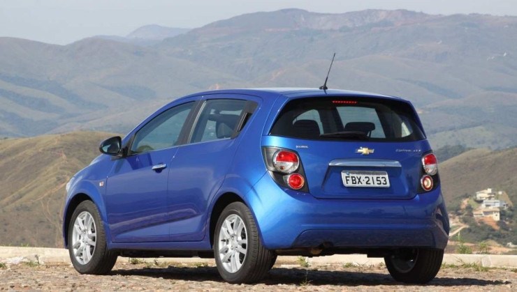 Chevrolet Sonic hatch versão LTZ 1.6 16V modelo 2012 azul de traseira estático no calçamento