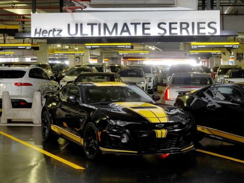 A Hertz anunciou que vai vender 20 mil carros elétricos de sua frota, das marcas Tesla e Volvo, e vai substitui-los por modelos a gasolina