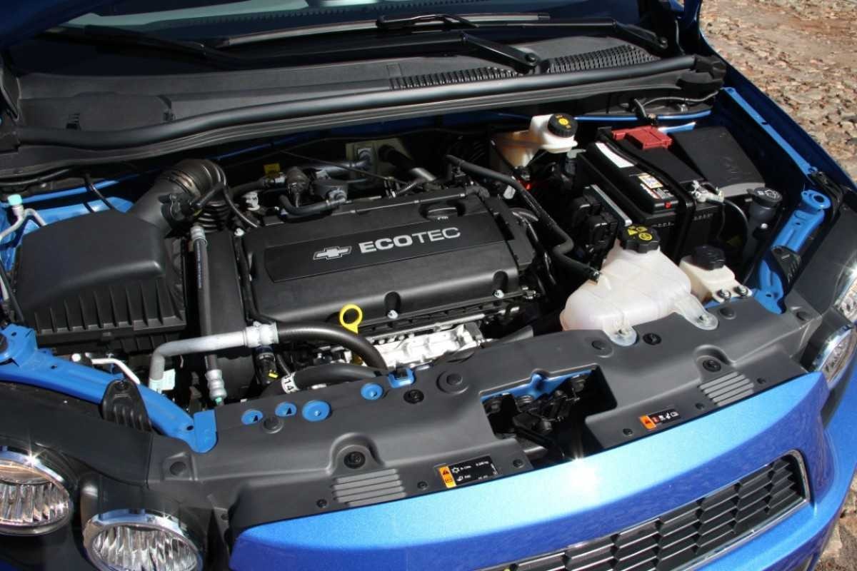 Chevrolet Sonic hatch versão LTZ 1.6 16V modelo 2012 azul cofre do motor estático no calçamento