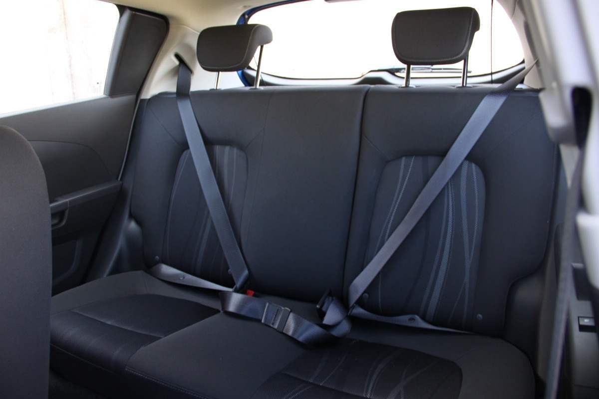Chevrolet Sonic hatch versão LTZ 1.6 16V modelo 2012 azul interior banco traseiro estático no calçamento