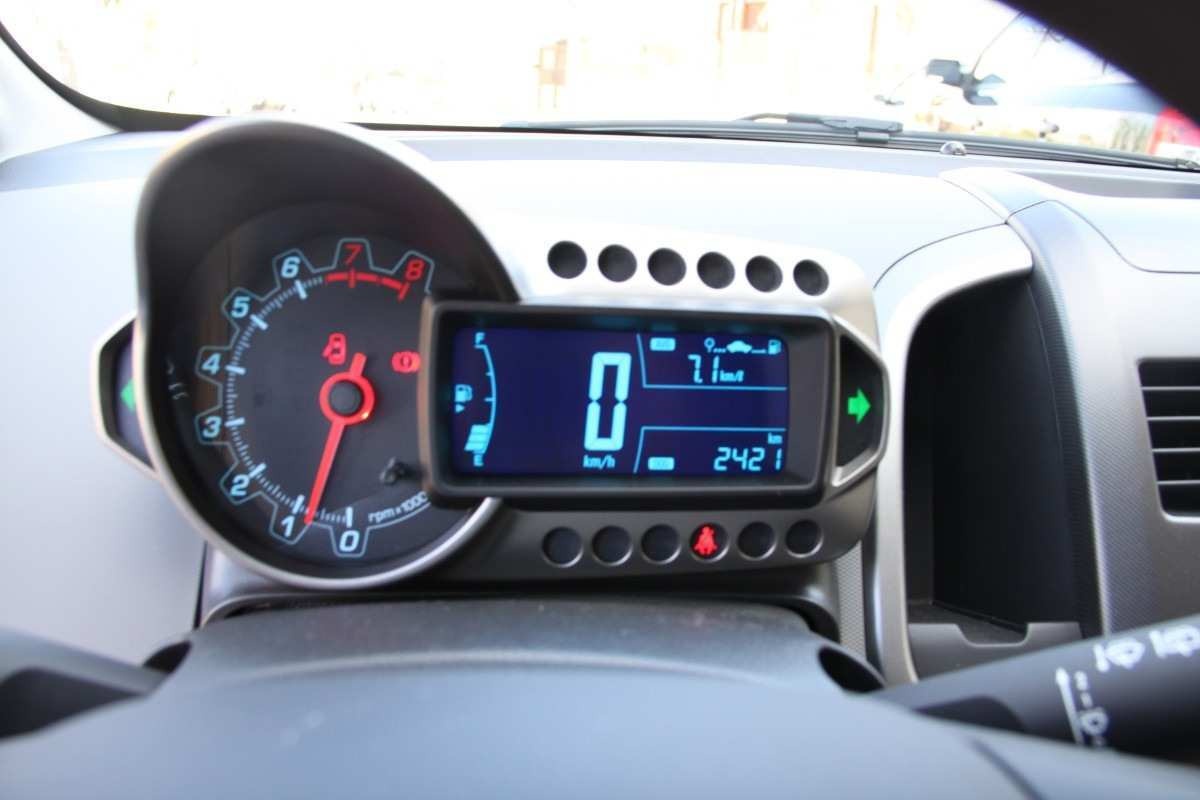 Chevrolet Sonic hatch versão LTZ 1.6 16V modelo 2012 azul interior painel instrumentos analógico e digital estático no calçamento