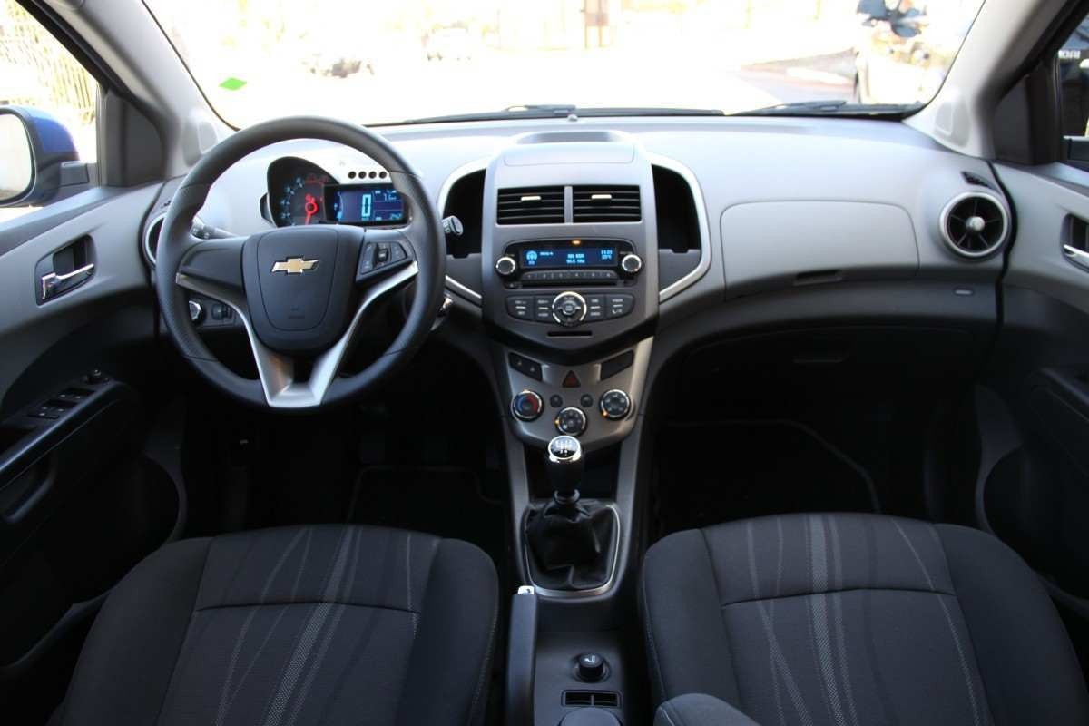 Chevrolet Sonic hatch versão LTZ 1.6 16V modelo 2012 azul interior painel volante e bancos dianteiros estático no calçamento