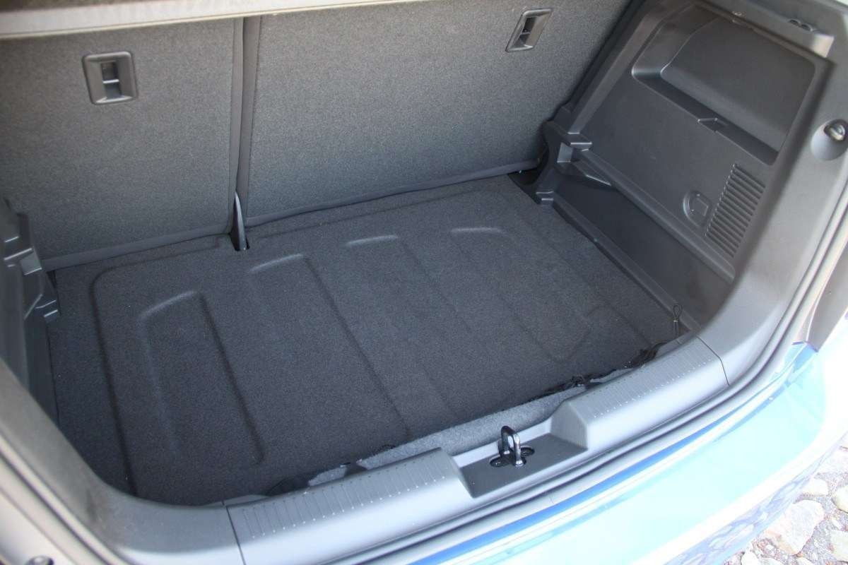 Chevrolet Sonic hatch versão LTZ 1.6 16V modelo 2012 azul interior porta-malas estático no calçamento