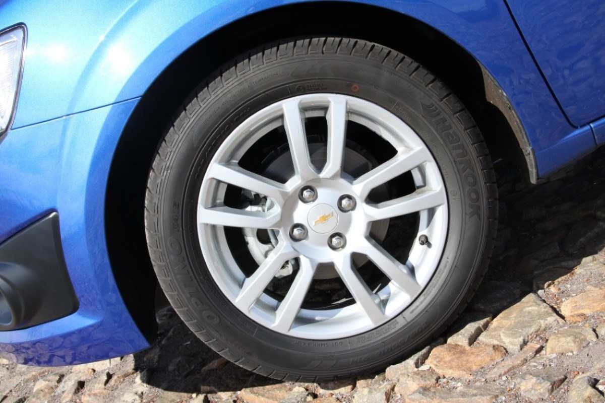 Chevrolet Sonic hatch versão LTZ 1.6 16V modelo 2012 azul roda de liga leve 16 polegadas estático no calçamento