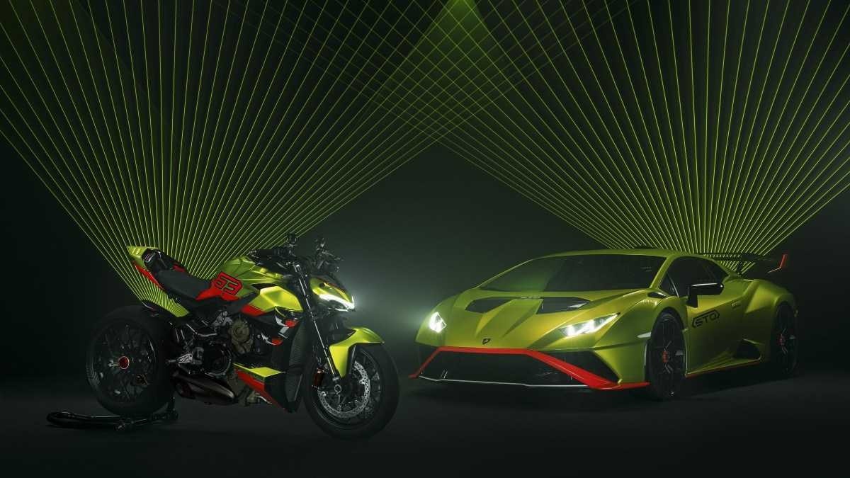 Ducati Streetfighter V4 Lamborghini verde e vermelha de frente e Lamborghini Huracan STO verde vermelho de frente estáticos no estúdio