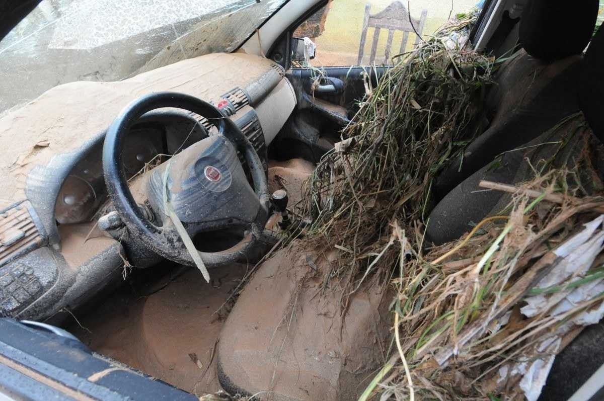 Interior de carro Fiat Stilo fica coberto de lama e sujeira após ser inundado 