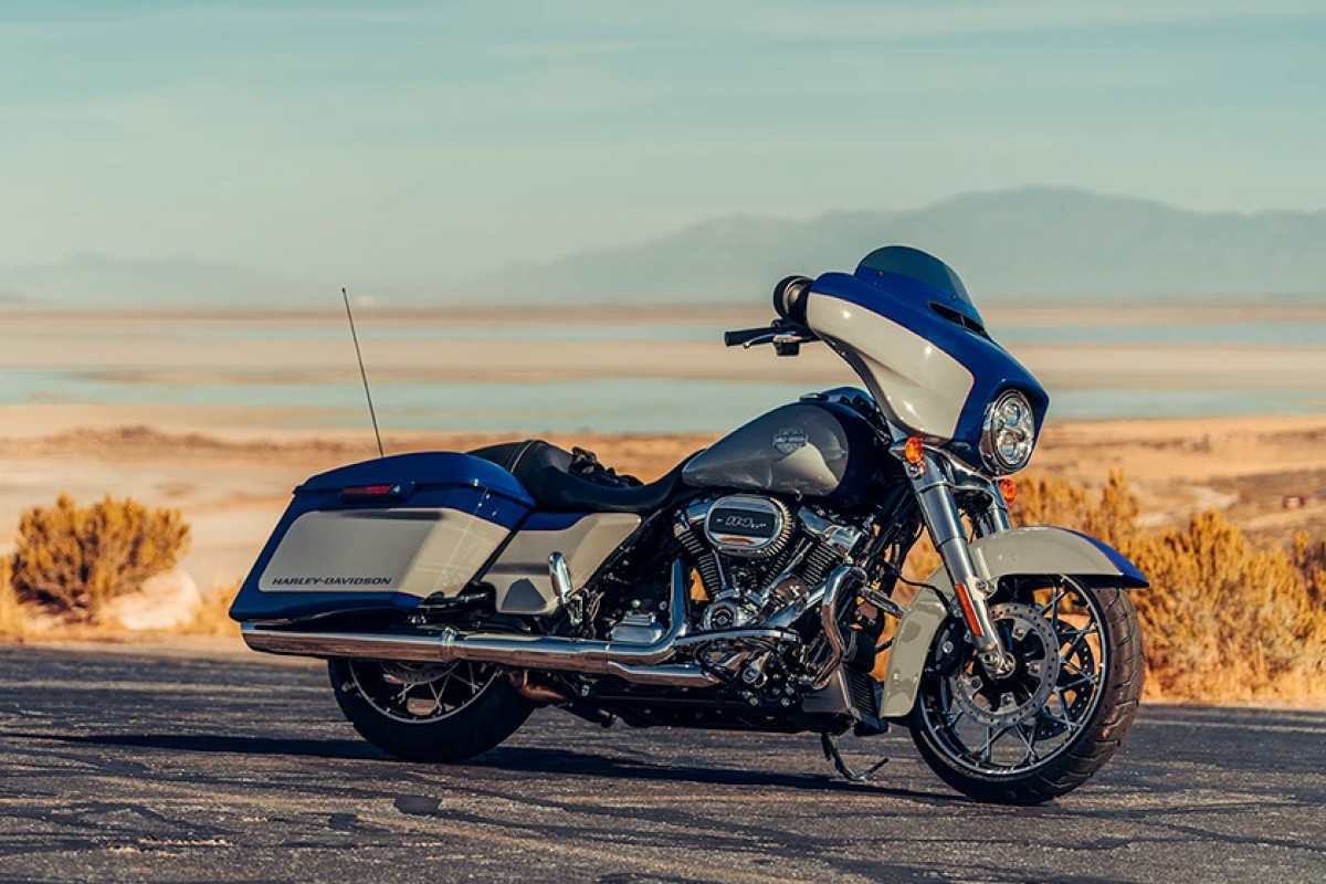 Harley-Davidson Glide Special, estacionada, de frente, em uma rodovia 