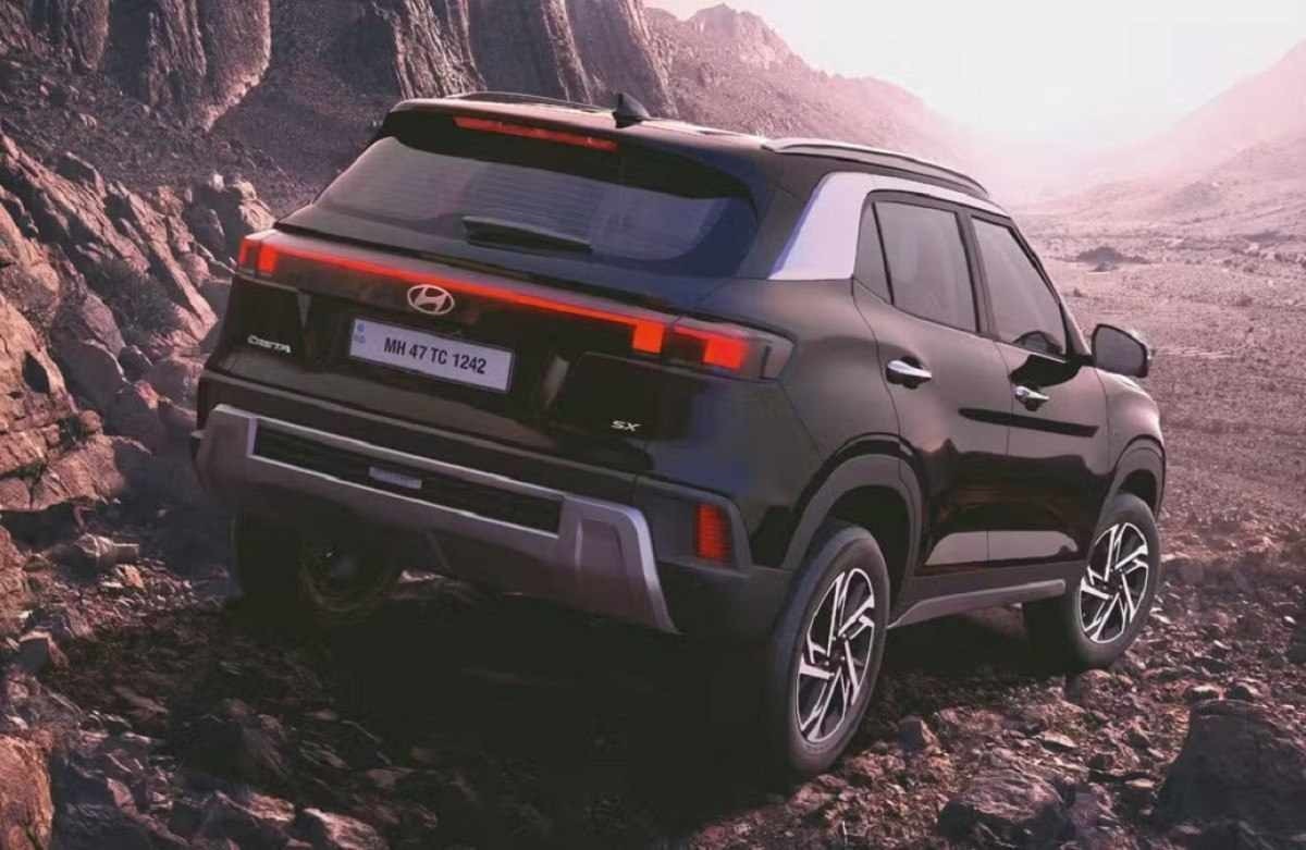 Novo Hyundai Creta preto de traseira na terra