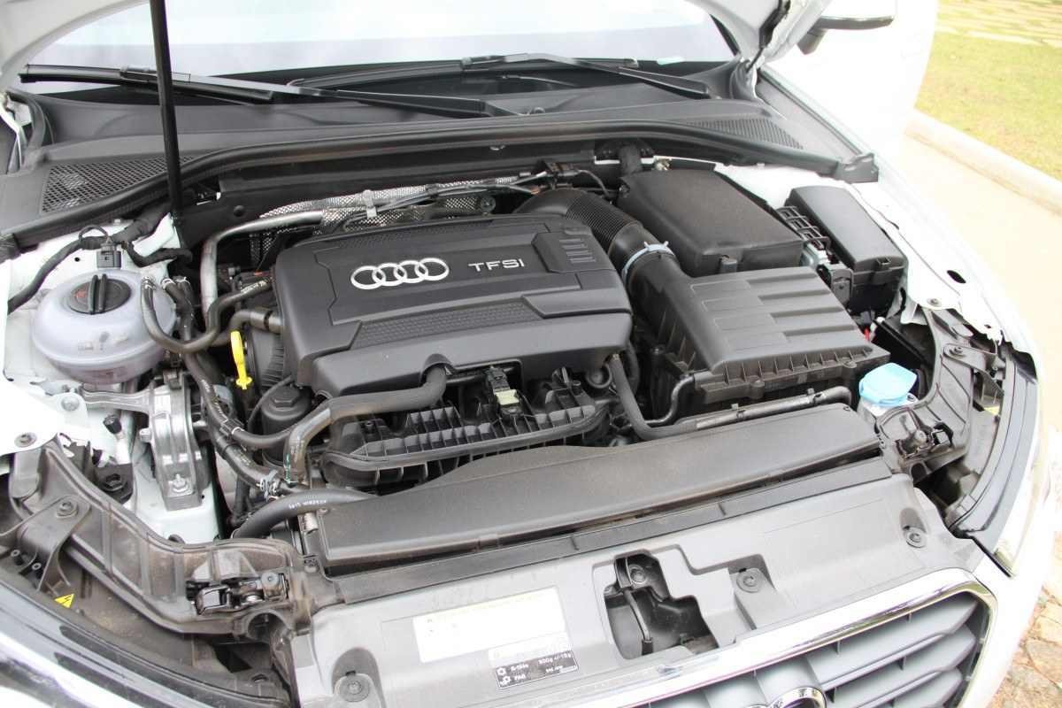 Audi A3 Sportback 1.8 TFSI modelo 2014 branco cofre do motor no calçamento