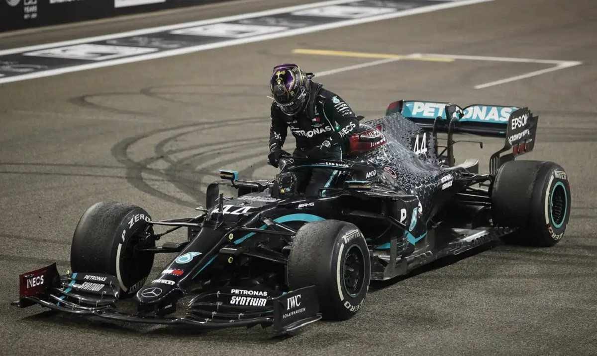 Lewis Hamilton saindo do bólido da Mercedes