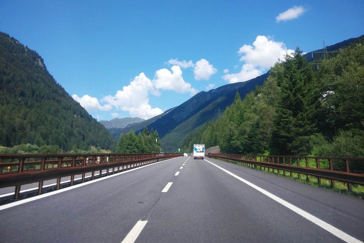 Autoestrada em meio a montanhas, na cidade de Brennero, próxima à fronteira entre a Áustria e a Itália