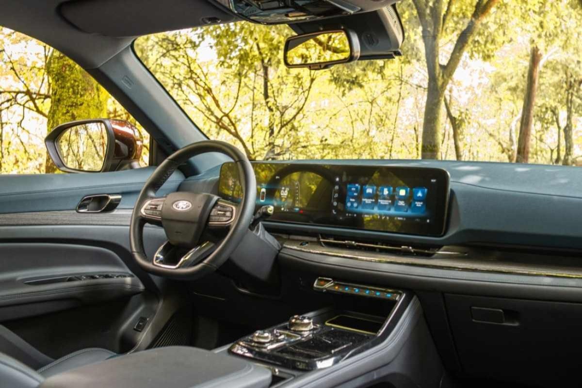 Ford Territory Titanium 2024 vinho interior painel console e volante estático no asfalto