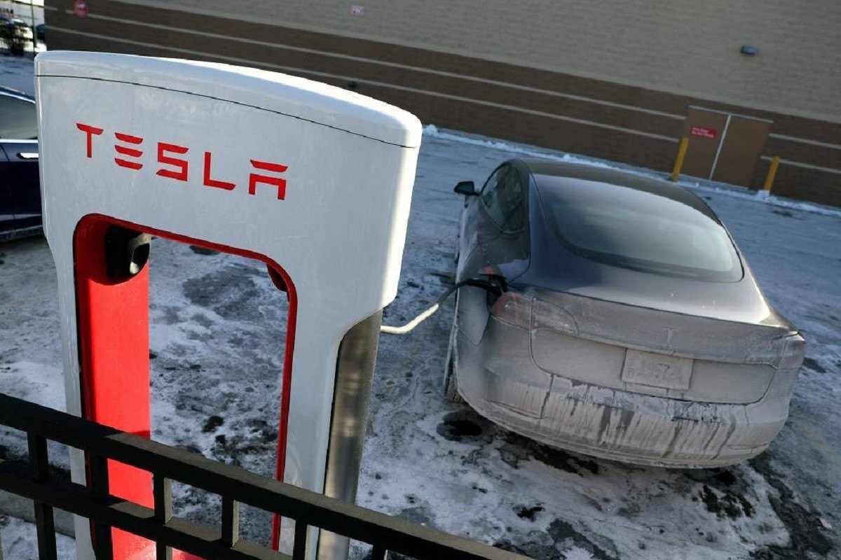 tesla Carregando