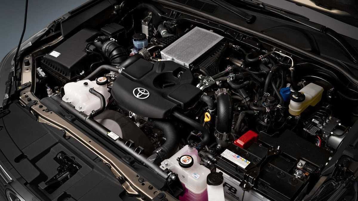 Capô da Toyota Hilux 2025 levantado expondo motor 2.8 turbodiesel