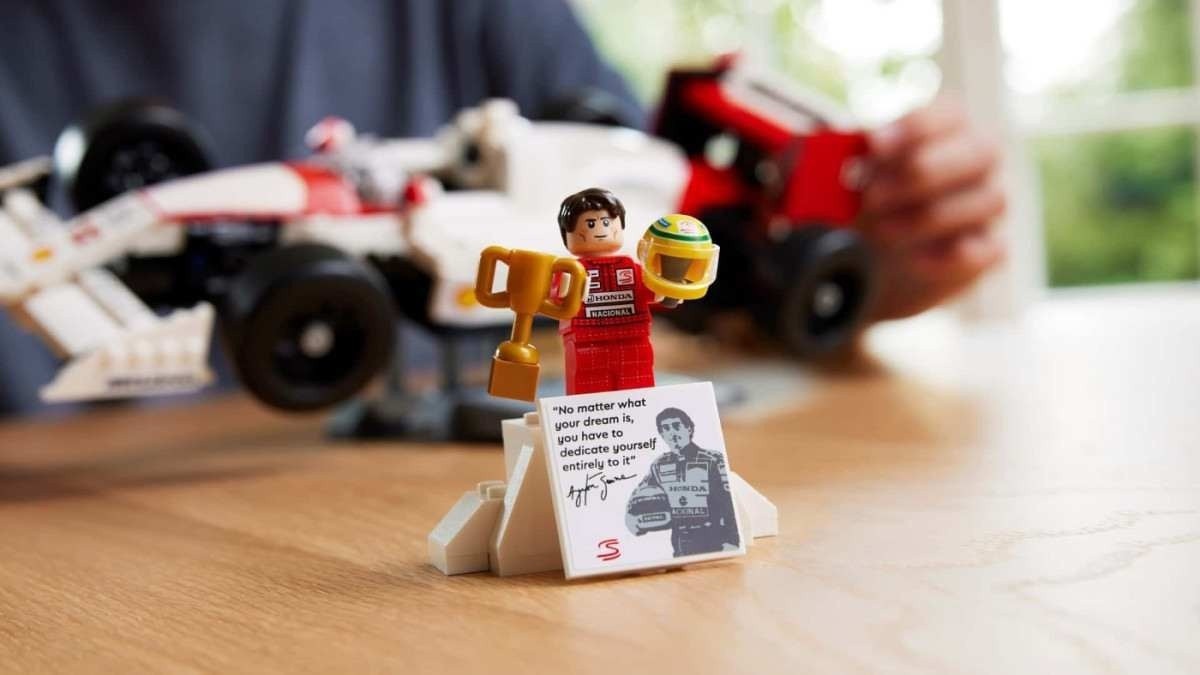 Réplica de McLaren MP4/4 acompanha bonequinho de Ayrton Senna