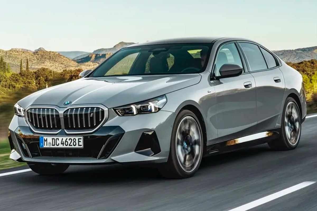 Nova BMW I5 de frente em rodovia 