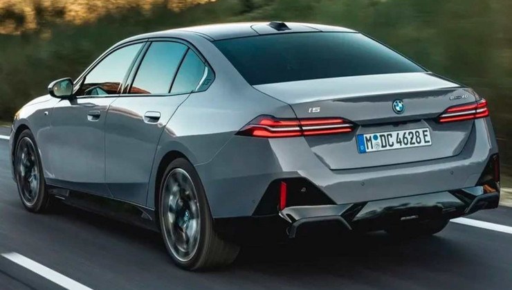 Nova BMW I5 de traseira em rodovia 
