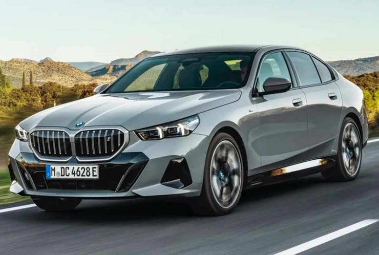 Nova BMW I5 de frente em rodovia 