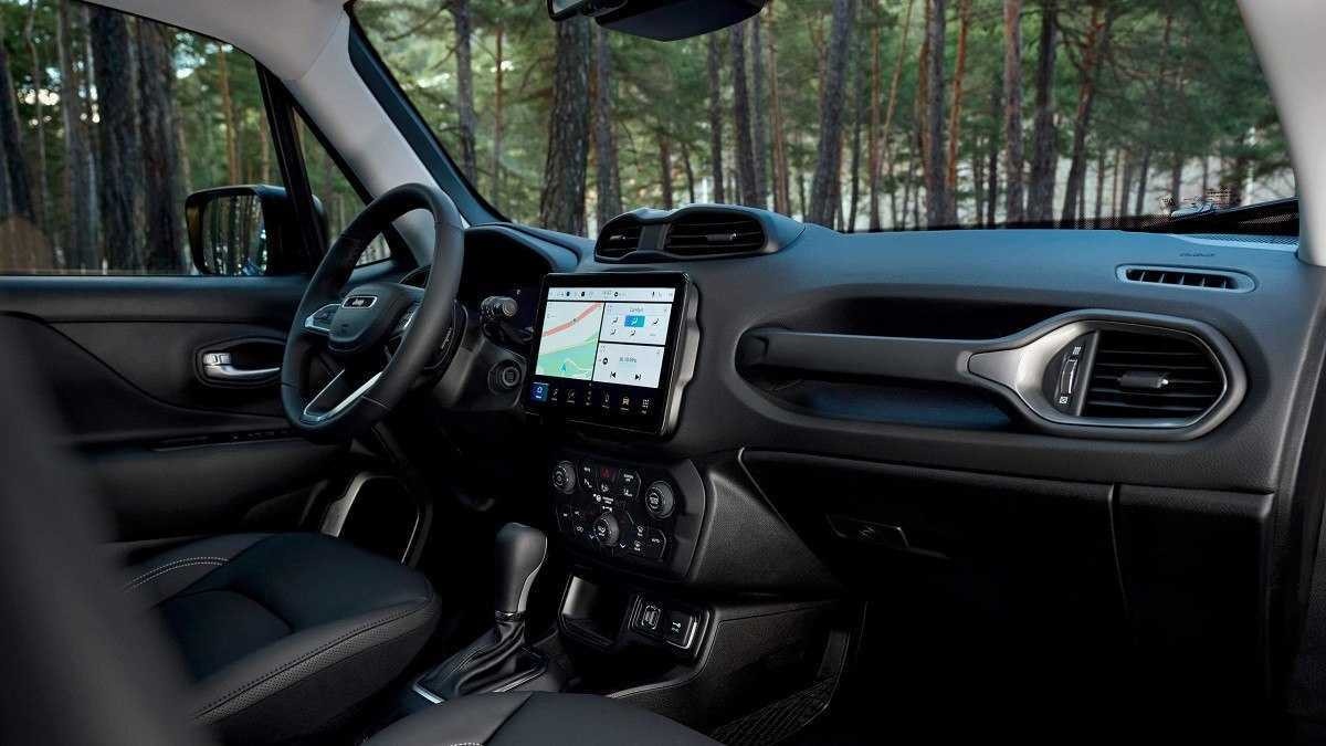 Jeep Renegade 2024 visto pelo interior com árvores vistas pelo para-brisas e janela do motorista.
