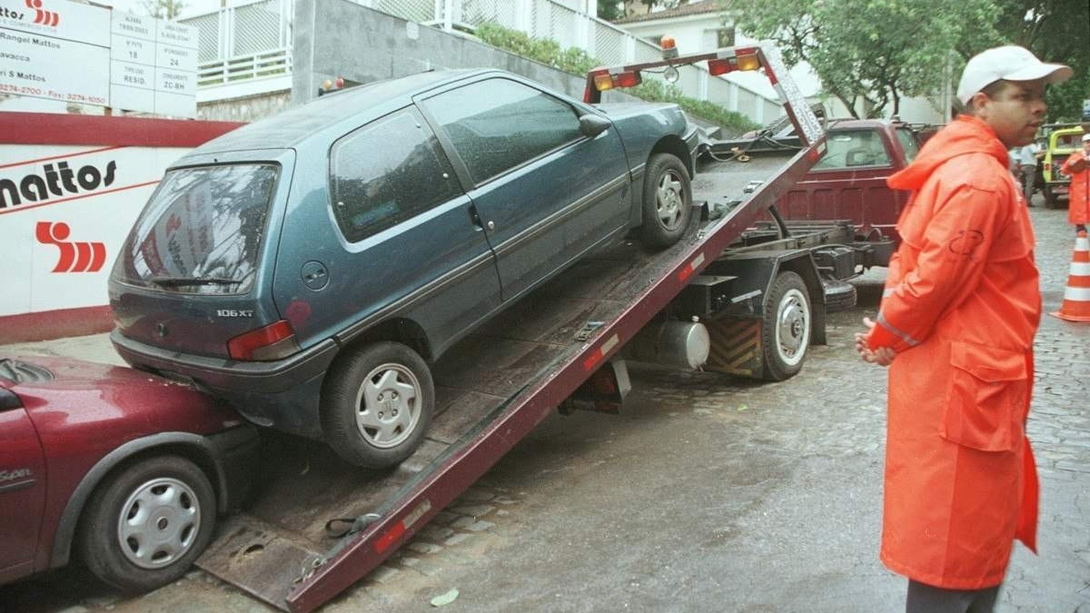 Estacionar o veículo em certas vias pode gerar uma penalidade grave
      