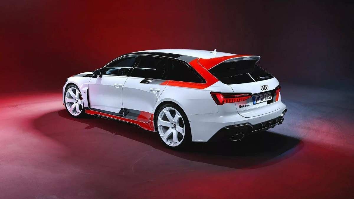 Audi RS6 Avant GT vista pela traseira em fundo vermelho.