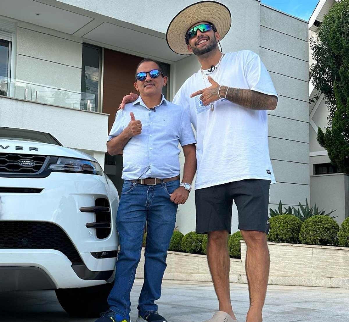 Manoel Gomes mostra garagem com SUVs de quase R$ 1 milhão; veja vídeo