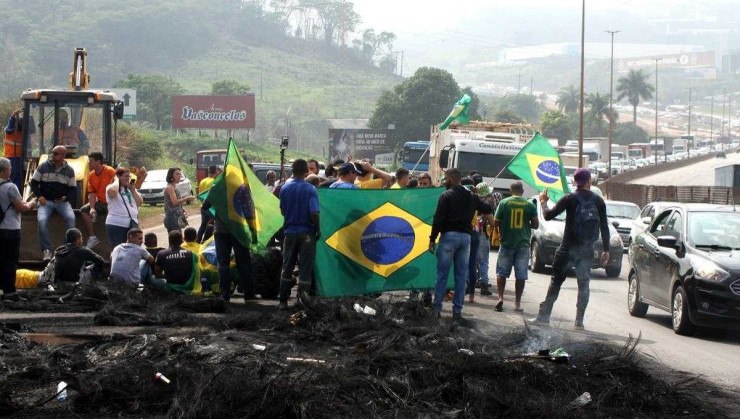     11/01/2022. Crédito: Jair Amaral/EM/DA Imprensa. Brasil. Betim-MG. Bloqueio nas estradas face aos resultados das eleições de 2022. Manifestação de caminhoneiros e demais apoiadores de Bolsonaro na rodovia BR-381, próximo à Refinaria Gabriel Passos (Regap), em Betim, Região Metropolitana de Belo Horizonte, na manhã desta terça-feira (01/11). A rodovia estava ocupada por volta das 15h de segunda-feira e permanece movimentada até as 9h de hoje. Os manifestantes foram afastados pela PRF (Polícia Rodoviária Federal), seguindo ordens do ministro do STF, que determinou a liberação de todas as rodovias bloqueadas por caminhoneiros apoiadores do presidente Jair Bolsonaro (PL), na noite de 31/10. Os bolsonaristas não aceitam a derrota do presidente para o ex-presidente Lula, que venceu as eleições. Na BR-381, sentido BH/São Paulo, os veículos passam apenas em uma das duas faixas. Na foto, a presença da Polícia Militar e da Polícia Rodoviária Federal no local sem comoção. 