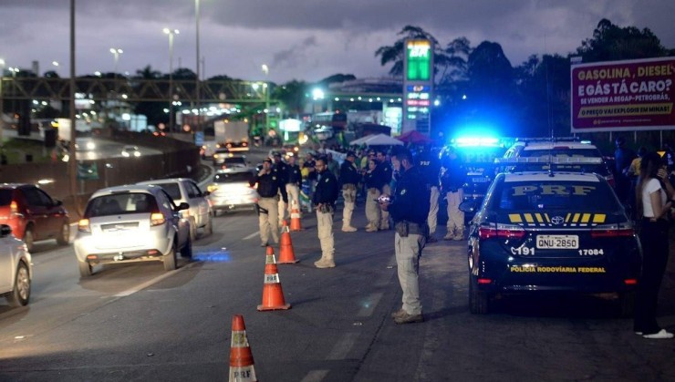  01/11/2022. Credito: T&Atilde;&ordm;lio Santos/EM/D.A Press. Brasil. Belo Horizonte - MG. Elei&Atilde;&sect;&Atilde;&micro;es 2022. Bloqueio de rodovias por manifestantes pr&Atilde;&sup3; Bolsonaro. Manifestantes bloqueiam duas faixas da rodovia BR 381, no KM 485, sentido S&Atilde;&pound;o Paulo, apos derrota de Bolsonaro nas eleicoes presidenciais. Na foto, Policia Rodoviaria Federal monitora manifestacao. 