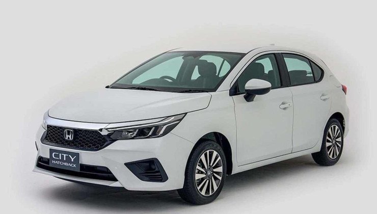 Honda City Hatch branco visto de frente em fundo branco