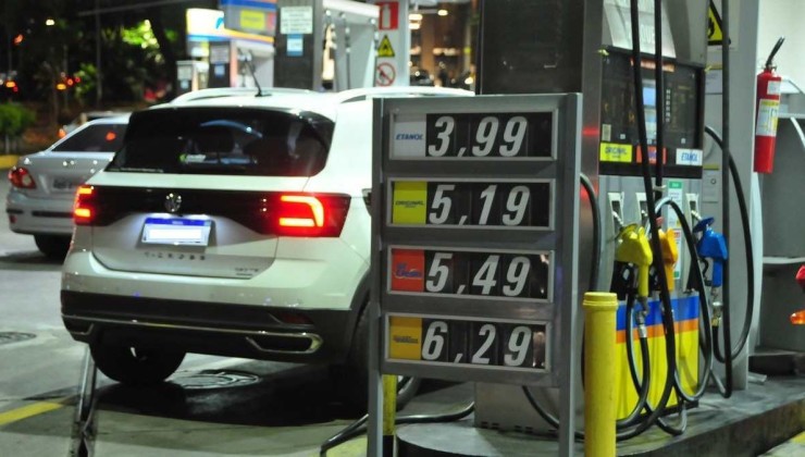 Abastecer com gasolina dá ao veículo maior autonomia -  (crédito: Marcos Vieira/EM/D.A Press)
