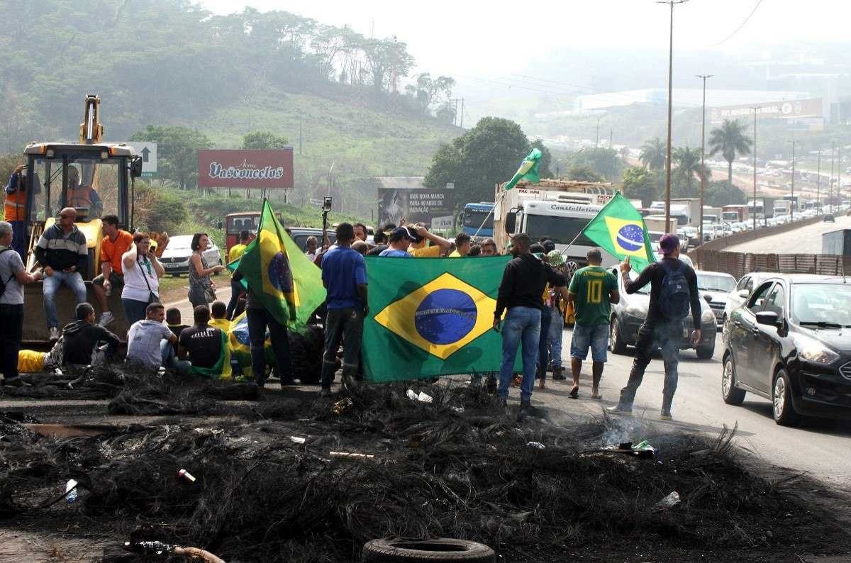  01/11/2022. Credito: Jair Amaral/EM/D.A Press. Brasil. Betim - MG. Bloqueio nas estradas contra o resultado das eleicoes de 2022. Manifestacao de caminhoneiros e outros bolsonaristas na rodovia BR-381, na altura da Refinaria Gabriel Passos (Regap), em Betim, Regiao Metropolitana de Belo Horizonte, na manha desta terca-feira (01/11). A rodovia foi ocupada por volta das 15h dessa segunda e, ate as 09:00 hs de hoje seguem ocupada. Os manifestantes foram retirados pela PRF (Policia Rodoviaria Federal), que cumprem ordem do ministro do STF, que ordenou a liberacao de todas as rodovias bloqueadas por caminhoneiros apoiadores do presidente Jair Bolsonaro (PL), na noite do dia 31/10. Os bolsonarista nao aceitam a derrota do presidente  para o ex-presidente Lula que venceu as eleicoes.  Na BR-381, no sentido BH/Sao Paulo, os veiculos estado passando so em uma das duas faixas. Na foto  presenca da Policia Militar e Policia Rodoviaria Federal no local sem tumulto. 